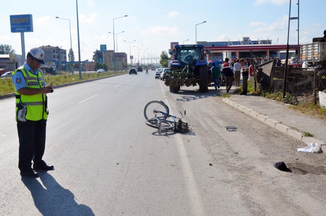 Bafra'da Traktörün Çarptığı Bisikletli Hayatını Kaybetti