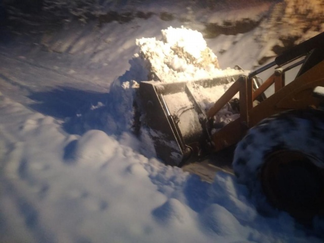 Bafra Belediyesi Kar Nedeniyle Kapanan Yolları Açıyor